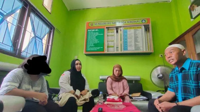 Siswi SD diusir dari ruang kelas karena tak punya Hp dan seragam sekolah (Tribun)