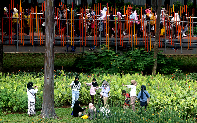 Masyarakat Jakarta dan sekitarnya menghabiskan akhir pekan di Tebet Eco Park, Jakarta Selatan pada Minggu (5/6). Sejumlah fasilitas wahana bermain anak, terpantau dipenuhi anak-anak yang bermain jungkat-jungkit, perosotan serta ayunan. Taman ini menjadi salah satu wisata yang murah meriah karena tidak dikenakan biaya. Robinsar Nainggolan