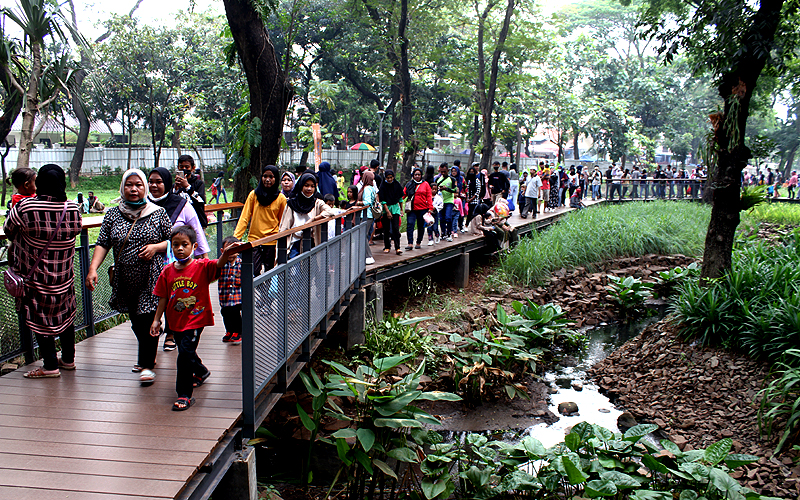 Masyarakat Jakarta dan sekitarnya menghabiskan akhir pekan di Tebet Eco Park, Jakarta Selatan pada Minggu (5/6). Sejumlah fasilitas wahana bermain anak, terpantau dipenuhi anak-anak yang bermain jungkat-jungkit, perosotan serta ayunan. Taman ini menjadi salah satu wisata yang murah meriah karena tidak dikenakan biaya. Robinsar Nainggolan