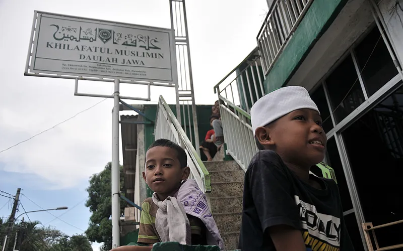 Asrama laki laki di Pondok Pesantren Ukhmuwah Islamiyah Khilafatul Muslimin yang berada di Bekasi Barat, Selasa (7/6). Pondok ini dipimpin oleh Abdul Qodir. Pesantren ini viral di media sosial usai mengadakan konvoi keliling Jakarta dengan menggunkan atribut yang mengkampayekan kebangkitan khilafah. Robinsar Nainggolan