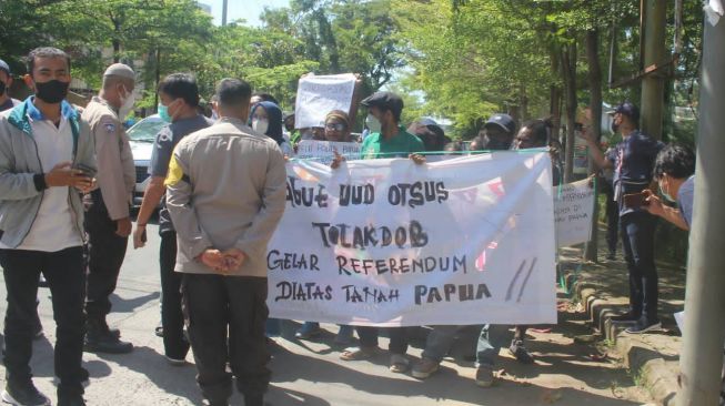 Massa Petisi Rakyat Papua (PRP) diserang oleh ormas Brigade Muslim Indonesia (BMI) saat Demo tolak Otsus di Makassar (Net)