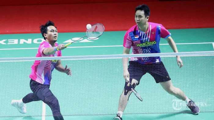 Pasangan pebulu tangkis ganda putra Indonesia, Mohammad Ahsan (kiri) dan Hendra Setiawan mengembalikan kok ke arah pasangan pebulu tangkis Denmark, Jeppe Bay dan Lasse Molhede pada babak 32 besar Indonesia Masters di Istora Senayan, Jakarta, Selasa (7/6/2022). Pada pertandingan tersebut, Mohammad Ahsan/Hendra Setiawan mengalahkan Jeppe Bay/Lasse Molhede dalam dua gim langsung dengan skor 21-12 dan 21-19. TRIBUNNEWS