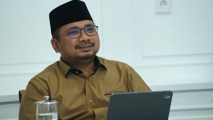Yaqut Disebut Tak Berani Lego Kuota Haji Tanpa Perintah Jokowi. (detik).