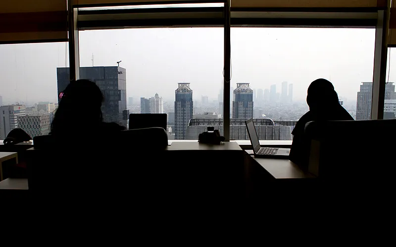 DKI Jakarta kembali menempati ranking pertama kualitas udara terburuk di dunia. Catatan IQ Air menunjukkan AQI US Jakarta berada di angka 196 yakni kategori kualitas udara tidak sehat. Warga berswafoto dengan latar belakang deretan gedung bertingkat tersamar kabut polusi udara di Perpustakaan Nasional, Medan Merdeka Selatan, Jakarta Pusat, Senin (20/6). Robinsar Nainggolan