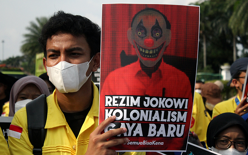 Sejumlah mahasiswa yang tergabung dalam Aliansi Nasional Reformasi KUHP melakukan aksi unjuk rasa di Kawasan Patung Kuda, Monas, Jakarta, Selasa (21/6). Aksi yang bertepatan dengan hari ulang tahun Presiden Jokowi ini menuntut Presiden dan DPR untuk membahas kembali pasal-pasal bermasalah dalam Rancangan Kitab Undang-Undang Hukum Pidana (RKUHP) terutama pasal-pasal yang berpotensi membungkam kebebasan berpendapat dan berekspresi warga negara meski tidak termasuk ke dalam isu krusial. Robinsar Na