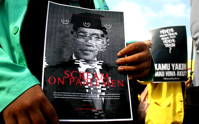 Sejumlah mahasiswa yang tergabung dalam Aliansi Nasional Reformasi KUHP melakukan aksi unjuk rasa di Kawasan Patung Kuda, Monas, Jakarta, Selasa (21/6). Aksi yang bertepatan dengan hari ulang tahun Presiden Jokowi ini menuntut Presiden dan DPR untuk membahas kembali pasal-pasal bermasalah dalam Rancangan Kitab Undang-Undang Hukum Pidana (RKUHP) terutama pasal-pasal yang berpotensi membungkam kebebasan berpendapat dan berekspresi warga negara meski tidak termasuk ke dalam isu krusial. Robinsar Na