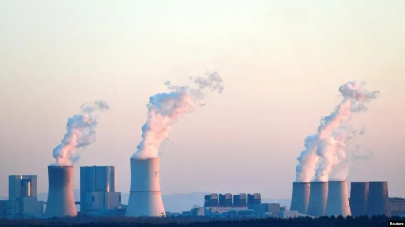 Tambang Nochten dan Pembangkit Listrik Tenaga Batu Bara Boxberg, yang dioperasikan oleh perusahaan Lausitz Energie Bergbau AG (LEAG), di Nochten, Jerman, 22 Maret 2022. (REUTERS/Matthias Rietschel)