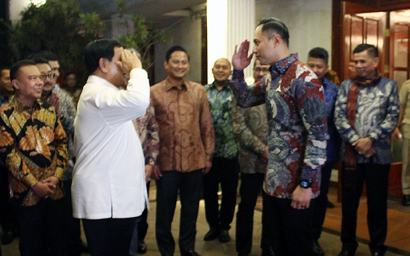Ketua Umum Partai Gerindra Prabowo Subianto bersama Ketua Umum Partai Demokrat Agus Harimurti Yudhoyono memberikan keterangan kepada wartawan usai pertemuan di Kertanegara, Jakarta, Jumat (24/6). Pertemuan tersebut dalam rangka silaturahmi kebangsaan serta membahas isu isu terkini terkait politik di Indonesia. Robinsar Nainggolan