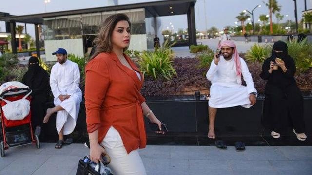Mashael al-Jaloud, 33, perempuan Arab Saudi yang telah berhenti mengenakan abaya yang menutupi semua tubuhnya, kecuali saat dia berada di tempat kerja. (Foto: AFP)