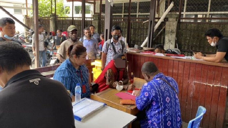 Petugas Satreskrim Polres Jayapura saat menyerahkan tersangka persetubuhan kepada anak kandung ke Jaksa Kejari Jayapura. (Foto : Humas Polda Papua)