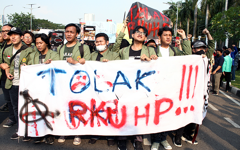 Sejumlah mahasiswa mendatangi Gedung DPR RI, Jakarta, Selasa (28/6) untuk melakukan aksi demontrasi menuntut draf  Rancangan Kitab Undang-Undang Hukum Pidana (RKUHP) dibuka. Mereka membentangkan spanduk besar menandakan Gedung DPR RI disita hingga ada perbaikan reformasi. Mahasiswa menuntut pemerintah dan DPR untuk membuka draft RKUHP ke publik dan hapus pasal-pasal yang bermasalah. Robinsar Nainggolan