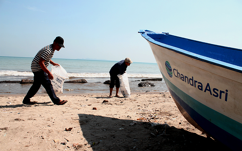 PT Chandra Asri Bersihkan Sampah di Pantai Anyer