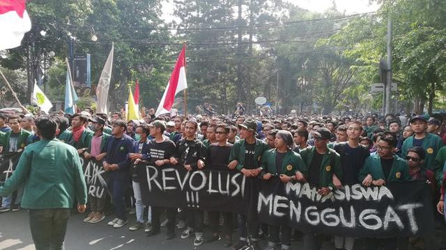 Mahasiswa di Bandung Blokade Jalan Dago: Tolak RKUHP! (Liputan6).