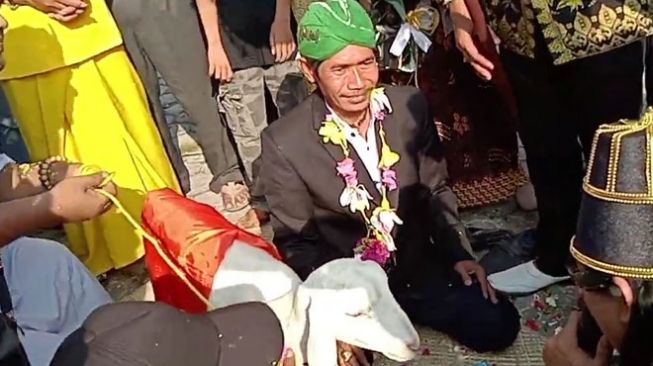 Ritual pernikahan dengan kambing di Gresik, Jawa Timur (suara)