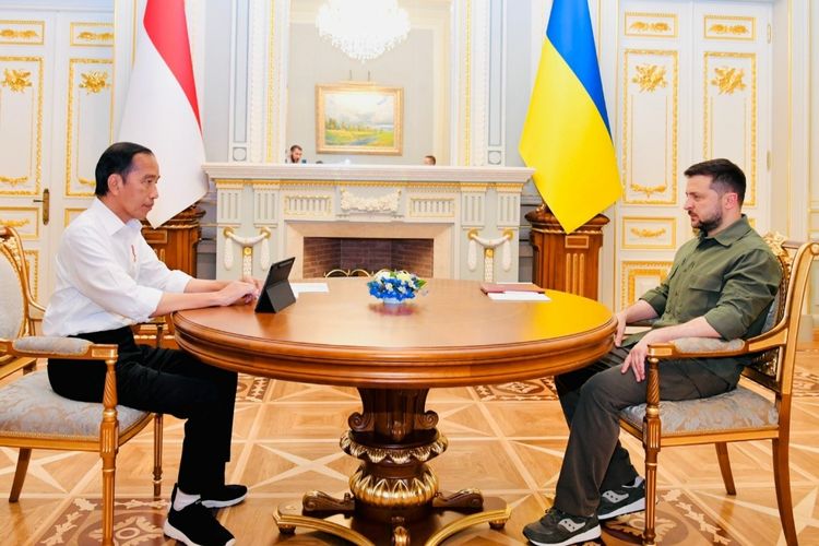 Pertemuan tete-a-tete atau tatap muka antara Presiden Joko Widodo dengan Presiden Volodymyr Zelensky di Istana Maryinsky, Kyiv, Rabu (29/6/2022).(DOK SEKRETARIAT PRESIDEN)