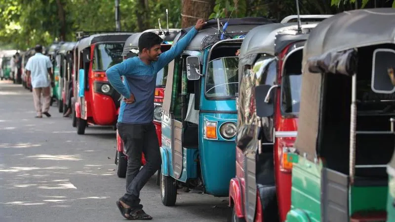 Antrean hingga panjang beli BBM di Sri Lanka (Reuters)