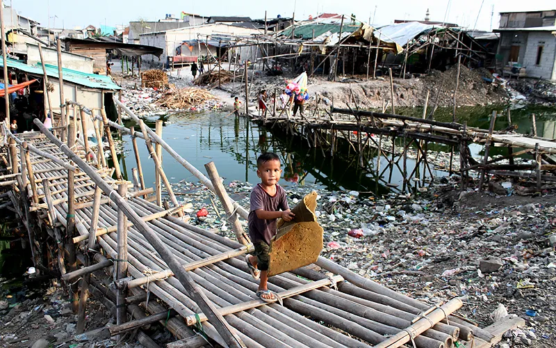 Aktivitas warga miskin di Perkampungan Nelayan Kalibaru, Cilincing, Jakarta Utara. Pada era Gubernur DKI Jakarta Anies Baswedan angka kemiskinan kian meningkat berdasarkan laporan Badan Pusat Statsistik (BPS) Provinsi DKI Jakarta, persentase penduduk miskin cenderung meningkat. Pada masa awal kepemimpinannya, persentase penduduk miskin tercatat sebesar 3,77% dari total penduduk pada 2017. Robinsar Nainggolan