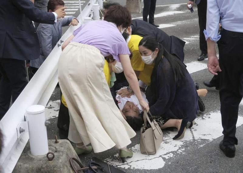 Mantan Perdana Menteri Jepang Shinzo Abe terjatuh saat mendapat tembakan kedua (detik)