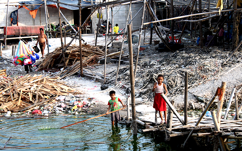 Aktivitas warga miskin di Perkampungan Nelayan Kalibaru, Cilincing, Jakarta Utara (Law-Justice/Robinsar Nainggolan)