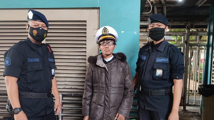 Tim keamanan PT Transportasi Jakarta (TransJakarta) mengamankan pria yang pernah viral karena diduga onani di kereta rel listrik (KRL) di Halte Grogol, Jakbar. (Dok TransJakarta)