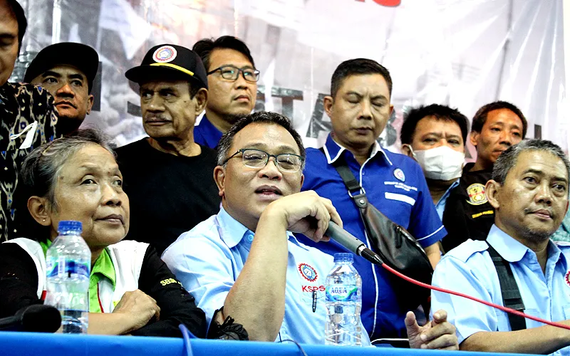 Sejumlah organisasi buruh berencana melakukan aksi unjuk rasa Akbar Sejuta Buruh, yang akan dilakukan pada 10 Agustus 2022 di Jakarta. Para buruh yang merencanakan aksi mendesak pemerintah mencabut UU 11/2020 tentang Cipta Kerja. Menurut Ketua Umum Konfederasi Serikat Pekerja Seluruh Indonesia (KSPSI), Jumhur Hidayat, ada sekitar 40 organisasi buruh yang akan berunjuk rasa. Robinsar Nainggolan