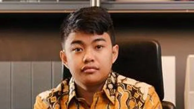 Jhony Saputra, anak Haji Isam yang baru berusia 21 tahun dan menjadi Komut PT Jhonlin Agro Raya (cnbc)