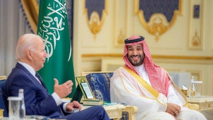 Joe Biden dan MBS (Dok.Istana Kerajaan Saudi melalui AFP)