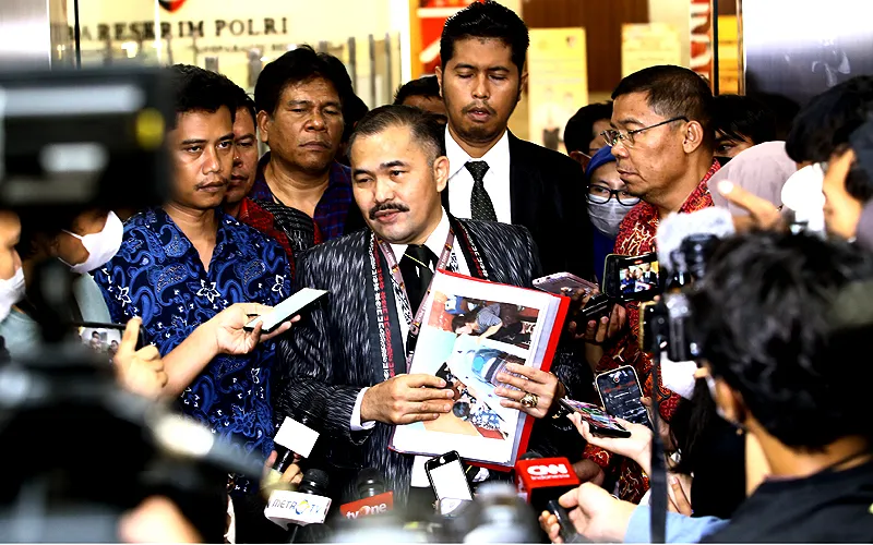 Kuasa hukum keluarga Brigadir J Kamaruddin Simanjuntak (kiri) dan Johnson Panjaitan  saat  membuat pelaporan di Bareskrim Mabes Polri, Jakarta, Senin (18/7). Menurut kuasa hukum dari keluarga almarhum Brigadir J, kedatangannya tersebut sebagai langkah hukum dengan melaporkan kejadian baku tembak antaranggota Polisi di rumah dinas Kepala Divisi Propam Polri Irjen Pol. Ferdy Sambo yang terjadi pada Jumat (8/7) lalu ke Bareskrim Mabes Polri. Robinsar Nainggolan