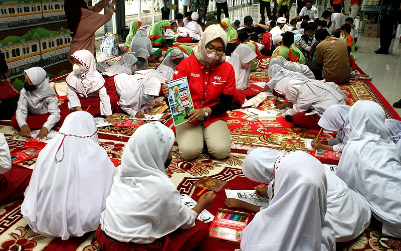 Puluhan siswa -siswi belajar mewarnai dan menaiki kereta api bertema Anak Terlindungi Indonesia Maju dalam rangka perayaan Hari Anak Nasional di Stasiun Jakarta Kota, Jakarta, Jumat (22/7). KAI Commuter mengedukasi siswa - siswi mengenalkan moda transportasi kereta api lebih dekat Stasiun Jakarta Kota dan Stasiun Tanjung Priok berupa pelayanan perjalanan, fasilitas dan cagar budaya. Robinsar Nainggolan
