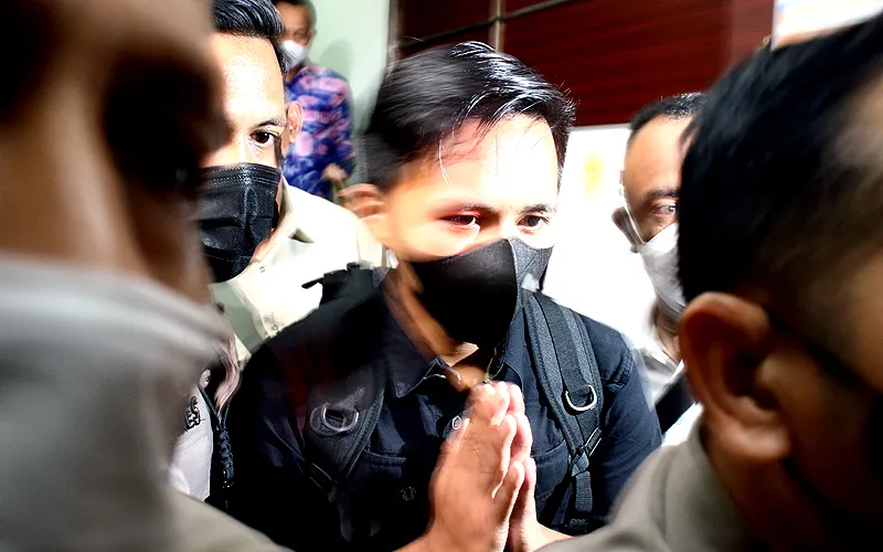 Bharada E sosok utama yang terlibat dalam peristiwa baku tembak di rumah Kadiv Propram nonaktif Irjen Pol Ferdy Sambo yang menewaskan Brigadir J selesai menjalani pemeriksaan oleh Komnas HAM , Selasa (26/7). Pemeriksaan Bharada E dan ajudan lainnya dilakukan tanpa pendampingan dari pejabat Polri. Robinsar Nainggolan