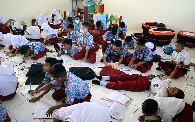 Aktivitas murid saat belajar tanpa fasilitas meja dan kursi di salah satu kelas di Sekolah Dasar Negeri (SDN) Mekarsari 05, Tambun Selatan, Kabupaten Bekasi, Jawa Barat, Kamis (28/7/2022). Sudah dua pekan berlangsung sejak dimulainya Tahun Ajaran Baru 2022 murid kelas IV dan V di SDN Mekarsari 05 mengikuti kegiatan belajar tanpa fasilitas meja dan kursi. Robinsar Nainggolan