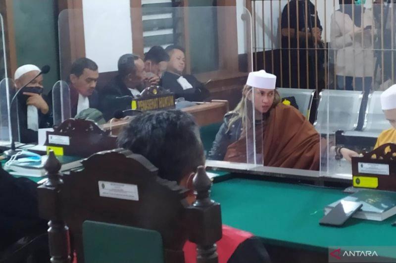 Terdakwa kasus penyebaran berita bohong Bahar Smith mendengarkan tuntutan dari jaksa penuntut umum di Pengadilan Negeri Bandung, Kota Bandung, Jawa Barat, Kamis (28/7/2022). ANTARA/Bagus Ahmad Rizaldi 