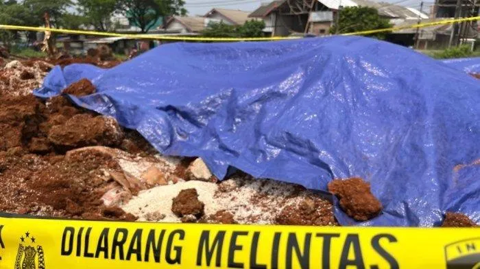 Beras Bansos Jokowi yang ditimbun di Depok, Jawa Barat (Tribun)