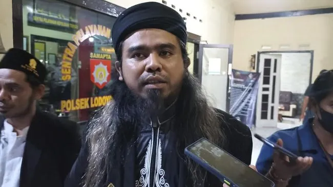 Usai Digeruduk Ratusan Warga, Padepokan Gus Samsudin Akhirnya Ditutup. (Detik).