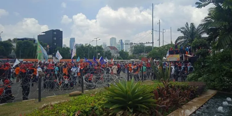 Ilustrasi. Demo buruh dan Mahasiswa di Gedung DPR RI mendapatkan pengawalan ketat dari 3000 personel gabungan TNI-Polri, hal ini buntut dari keputusan Presiden Joko Widodo naikkan harga BBM (Alhafiizh Muhammad/Law-Justice)