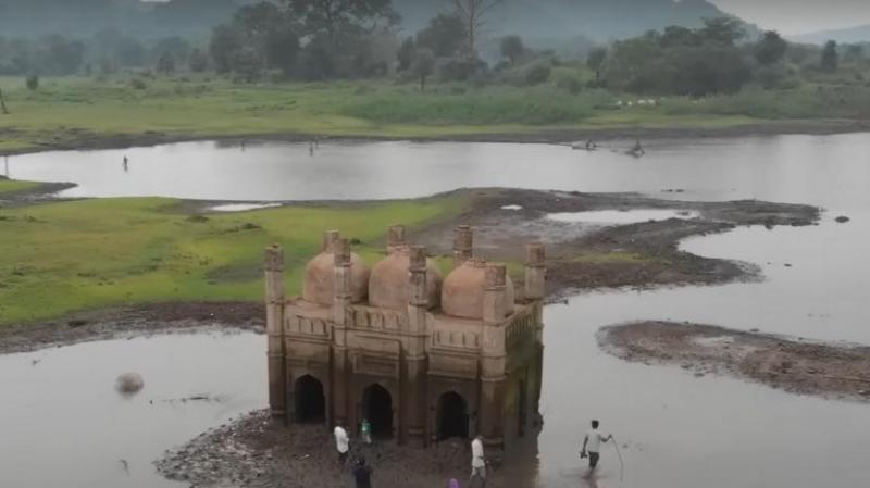 Masjid Noori muncul ke permukaan setelah Bendungan Phulwaria, Bihar, sebuah negara bagian timur laut di India mengering.  Foto: Tangkapan layar YouTube Manmauji Bab