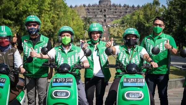 Menteri Pariwisata dan Ekonomi Kreatif Sandiaga Uno berkeliling Borobudur dengan motor listrik. Hal itu dilakukan saat meresmikan layanan kendaraan listrik di Borobudur. Foto: dok. Kemenparekraf