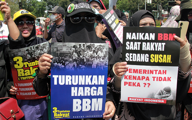 Ratusan Alumni  PA 212 dan Gerakan Nasional Pengalaman Fatwa (GNPF) Ulama menggelar aksi demonstrasi di Patung Arjuna Wiwaha atau Patung Kuda, di Jalan Merdeka Barat, Jakarta, Senin (12/9). Dalam aksi hari ini PA 212 dan GNPF membahas tolak kenaikan bahan bakar minyak (BBM) dan menuntut 3 tuntutan yakni, turunkan harga BBM, turunkan harga-harga, tegakan supremasi hukum. Foto: Coky