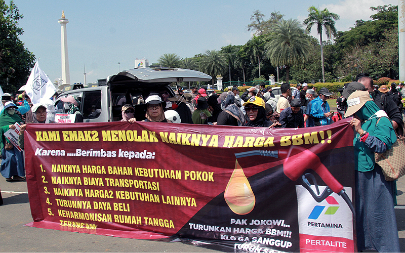 Ratusan Alumni  PA 212 dan Gerakan Nasional Pengalaman Fatwa (GNPF) Ulama menggelar aksi demonstrasi di Patung Arjuna Wiwaha atau Patung Kuda, di Jalan Merdeka Barat, Jakarta, Senin (12/9). Dalam aksi hari ini PA 212 dan GNPF membahas tolak kenaikan bahan bakar minyak (BBM) dan menuntut 3 tuntutan yakni, turunkan harga BBM, turunkan harga-harga, tegakan supremasi hukum. Foto: Coky