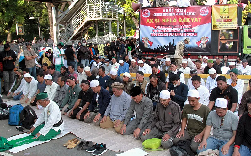Ilustrasi.Ratusan Alumni  PA 212 dan Gerakan Nasional Pengalaman Fatwa (GNPF) Ulama menggelar aksi demonstrasi di Patung Arjuna Wiwaha atau Patung Kuda, di Jalan Merdeka Barat, Jakarta, Senin (12/9). Dalam aksi hari ini PA 212 dan GNPF membahas tolak kenaikan bahan bakar minyak (BBM) dan menuntut 3 tuntutan yakni, turunkan harga BBM, turunkan harga-harga, tegakan supremasi hukum. Foto: Coky