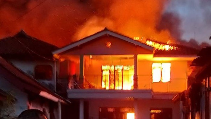 Kebakaran di Gudang JNE Cimanggis (Detik.com)