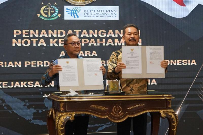 Menteri Perdagangan Zulkifli Hasan dan Jaksa Agung ST Burhanuddin setelah menandatangani nota kesepahaman (Puspenkum Kejagung RI)