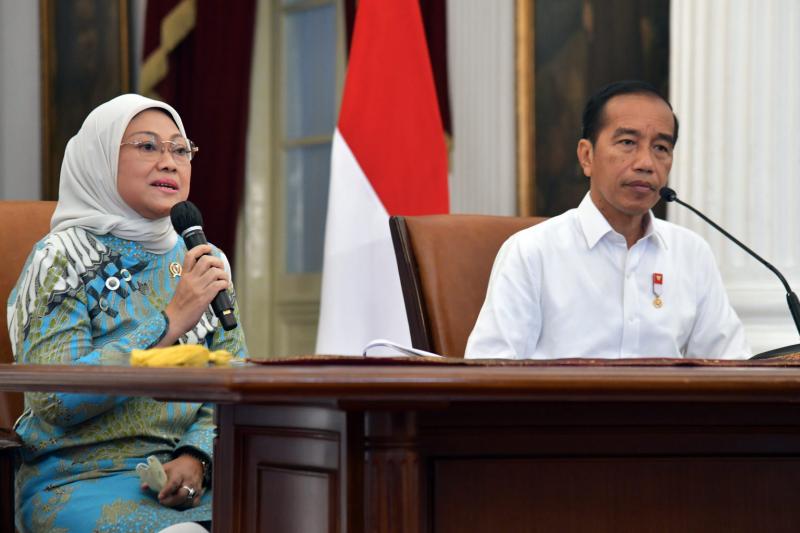Menaker Ida Fauziyah dan Presiden Joko Widodo dalam konferensi pers di Istana Merdeka, Jakarta pada 16 September 2022 (setkab.go.id)