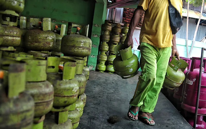 Pekerja saat bongkar muat tabung Gas Elpiji 3 Kg Subsidi di salah satu agen gas di Jakarta Pusat, Senin (19/9/2022). Menteri Energi dan Sumber Daya Mineral (ESDM) Arifin Tasrif mengungkapkan keseriusan pemerintah dalam melakukan program konversi kompor gas berbahan LPG 3 kg menjadi kompor listrik atau kompor induksi. foto:coky