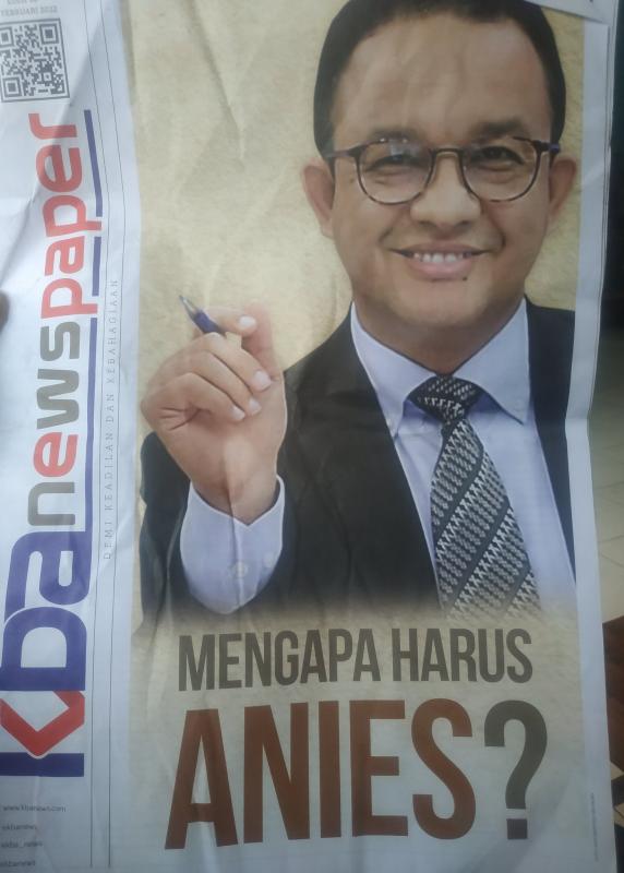Tabloid berjudul `Mengapa Harus Anies?` dibagikan di Masjid Al-Amin Kota Malang (Twitter @AkuAtikaFaya)