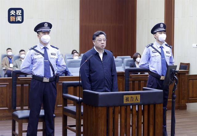 Eks Wakil Menteri Keamanan China Sun Lijun (tengah) di pengadilan (China Daily)