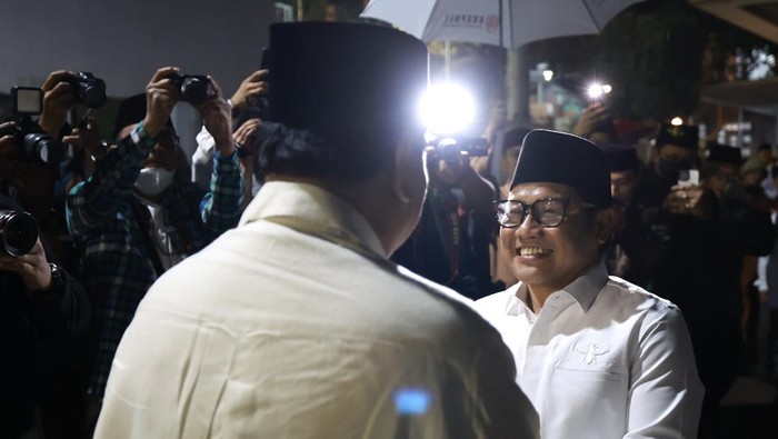 Ketum Partai Gerindra Prabowo Subianto menyalami Ketum PKB Muhaimin Iskandar atau Cak Imin (Foto: Twitter Prabowo Subianto)