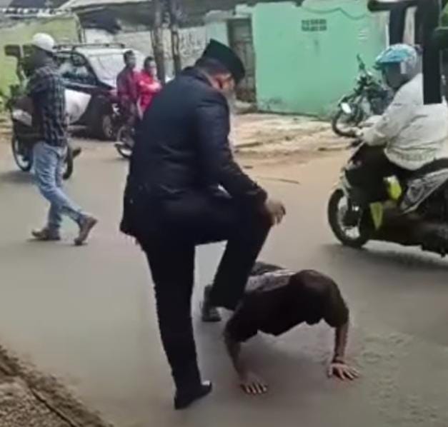 Potongan video saat anggota DPRD Kota Depok Tajudin Tabiri menghukum sopir truk pada Jumat, 23 September 2022 (Instagram infodepok_id)