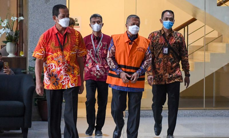 Potret Hakim Agung Sudrajad Dimyati (tengah) menggunakan rompi oranye khas tahanan KPK (Foto: Okezone News)
