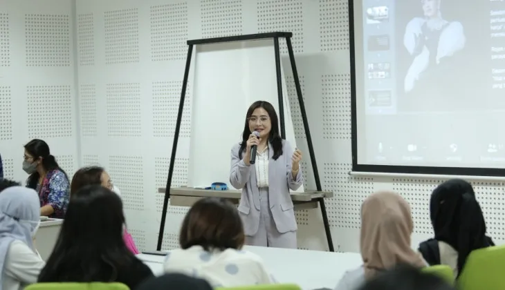 Aktris Prilly Latuconsina saat mengajar di kelas `Kajian Selebritas` Departemen Ilmu Komunikasi, FISIP, UGM pada Kamis, 29 September 2022 (Foto: ugm.ac.id)